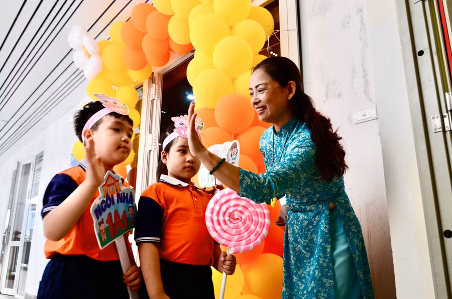 Cô Nguyễn Thị Yến, Hiệu trưởng Trường Tiểu học Sài Đồng chào đón học sinh lớp 1.