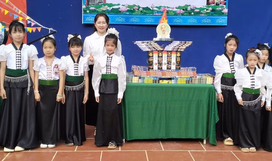 Cô Dương Thị Bích Ngọc luôn khuyến khích học trò mặc trang phục truyền thống của dân tộc.