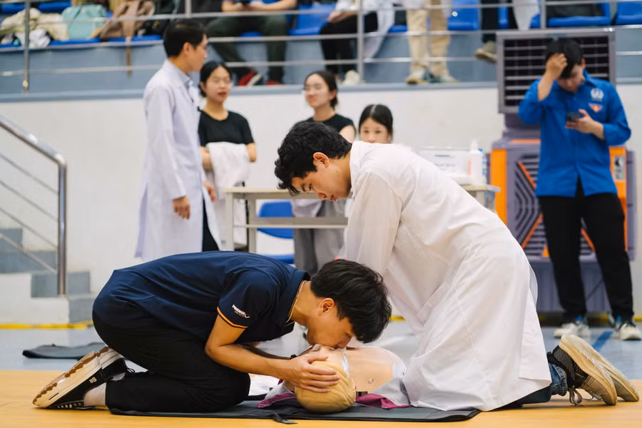 Sinh viên được thực hành các kỹ năng cấp cứu.