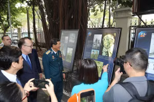 Các đại biểu tham quan triển lãm.