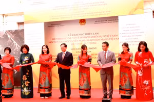 Các đại biểu tham quan không gian triển lãm "Hiệp định Giơ-ne-vơ về đình chỉ chiến sự ở Việt Nam – Mốc son lịch sử của Ngoại giao cách mạng Việt Nam". 