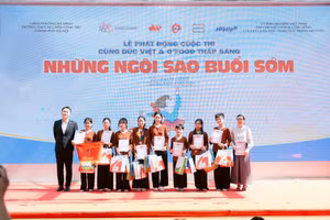 Các đội thi nhận những phần quà từ Ban tổ chức.