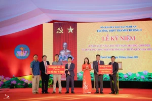 Trường THPT Thanh Chương 3 đón bằng công nhận trường đạt chuẩn Quốc Gia.