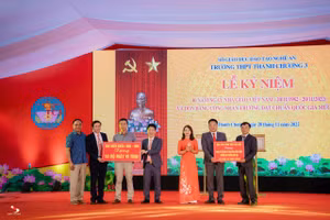 Trường THPT Thanh Chương 3 đón bằng công nhận trường đạt chuẩn Quốc Gia.