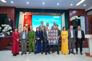 Trao tặng hai bộ sưu tập di ảnh chân dung “Đại đoàn kết” và “Vinh quang nhà giáo Việt Nam”.