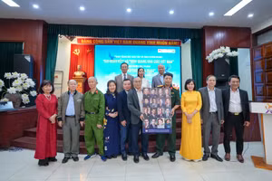 Trao tặng hai bộ sưu tập di ảnh chân dung “Đại đoàn kết” và “Vinh quang nhà giáo Việt Nam”.