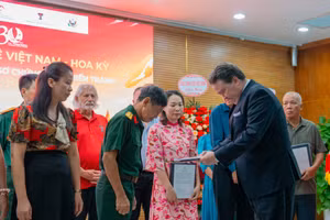 Đại sứ Hoa Kỳ tại Việt Nam Marc E. Knapper, trao trả “Hồ sơ Chứng tích Chiến tranh” năm 2025.