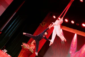 Các em học sinh theo hiện tài năng nghệ thuật tại chung kết cuộc thi.