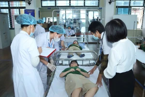 Buổi diễn tập mô phỏng tình huống giả định có hàng chục học sinh bị ngộ độc sau bữa trưa.