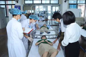 Buổi diễn tập mô phỏng tình huống giả định có hàng chục học sinh bị ngộ độc sau bữa trưa.