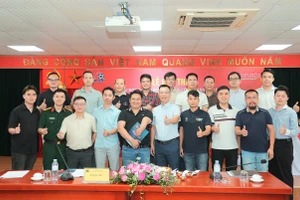 Đại diện các đội bóng chụp hình lưu niệm sau Lễ bốc thăm phân cặp Giải bóng đá Cúp Nhà báo và Công luận lần thứ IV năm 2025.