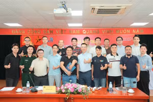 Đại diện các đội bóng chụp hình lưu niệm sau Lễ bốc thăm phân cặp Giải bóng đá Cúp Nhà báo và Công luận lần thứ IV năm 2025.