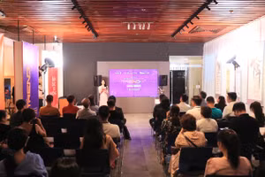 Quang cảnh họp báo ra mắt ấn phẩm.