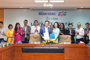 Lễ ký kết hợp tác triển khai sân chơi “Tài chính thông minh”.