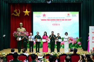 Ban tổ chức trao giải cho các tác giả, nhóm tác giả đạt giải A.