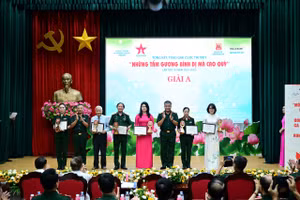 Ban tổ chức trao giải cho các tác giả, nhóm tác giả đạt giải A.