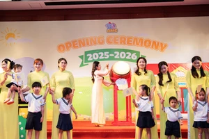 Bà Nguyễn Kiều Anh – Founder Hệ thống mầm non AMG Kindergarten đánh trống khai giảng năm học mới.