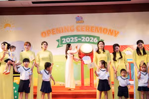 Bà Nguyễn Kiều Oanh – Founder Hệ thống mầm non AMG Kindergarten đánh trống khai giảng năm học mới.