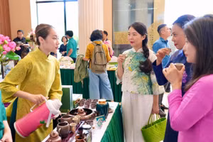 Khách mời thưởng thức các loại trà, món ăn làm từ sen.