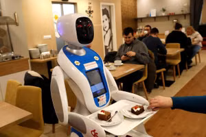 Ảnh minh hoạ: Robot thông minh phục vụ thực khách.