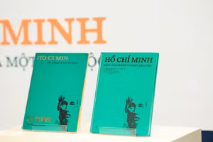 Cuốn sách tranh “Hồ Chí Minh – Một con người và một dân tộc”.