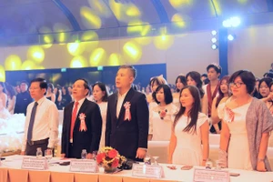 Không khí trang trọng và ấm cúng tại buổi lễ.