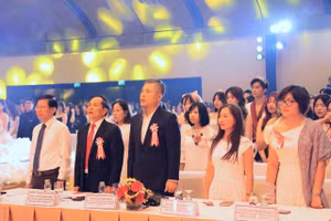 Không khí trang trọng và ấm cúng tại buổi lễ.