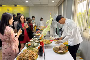 Nhiều món ăn ngon mang đậm bản sắc Việt Nam được bày tại buổi họp báo.