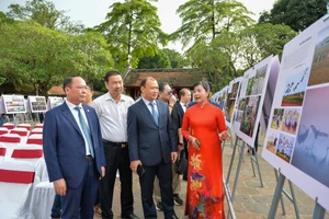 Thứ trưởng thường trực Bộ Văn hóa, Thể thao và Du lịch Lê Hải Bình tham quan triển lãm.