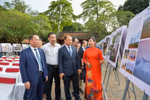 Thứ trưởng thường trực Bộ Văn hóa, Thể thao và Du lịch Lê Hải Bình tham quan triển lãm.