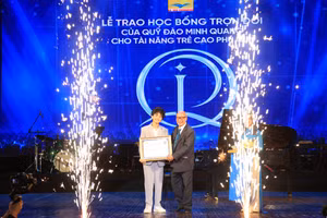 Chủ tịch Quỹ Đào Minh Quang trao học bổng cho tài năng trẻ Cao Phú Quý.