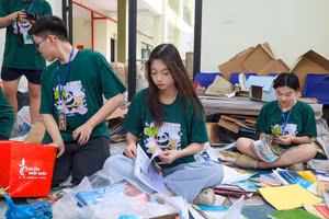 Hơn 6 tấn giấy, 486 kg sách truyện, 3 tấn quần áo cũ cùng 117,5 kg chai lọ được quyên góp.