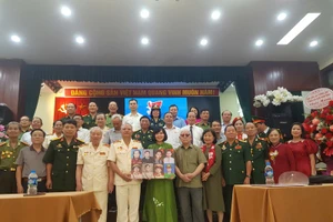 Trao tặng 8 di ảnh đen trắng của các Anh hùng liệt sĩ Công an nhân dân cho Bảo tàng Mặt trận Tổ quốc và Bảo tàng Phụ nữ Việt Nam.