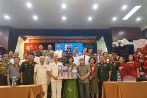 Trao tặng 8 di ảnh đen trắng của các Anh hùng liệt sĩ Công an nhân dân cho Bảo tàng Mặt trận Tổ quốc và Bảo tàng Phụ nữ Việt Nam.