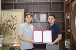 Ông Đặng Trung Nhiên, Phó Tổng Giám đốc Edu24 và ông Jung Dae Jin, đại diện Trung tâm Du học Sam Sung trong buổi ký biên bản Hợp tác (MOU).