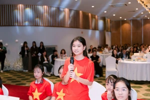 Học sinh trải nghiệm trò chơi tương tác “Trạng Nguyên nhanh trí”.