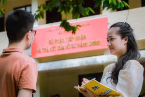 Nhà báo Nguyễn Thị Hồng Giang trong quá trình tác nghiệp.