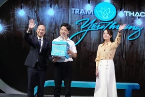 Trần Việt Long (giữa) hiện đang là Huấn luyện viên của đội tuyển người khuyết tật Việt Nam.