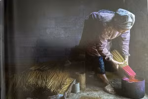 Chân nhang đang được nhuộm, sau đó đem đi phơi khô trước khi se bột nhang. 