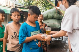 Những phần thức ăn còn nguyên vẹn từ nhà hàng, khách sạn hay hộ gia đình trở thành bữa ăn quý giá, lan tỏa tinh thần tiết kiệm và sẻ chia. (NVCC)