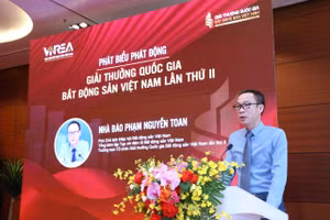 Nhà báo Phạm Nguyễn Toan - Phó Chủ tịch VNREA, Trưởng ban Tổ chức phát biểu tại buổi lễ.