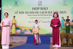 Trình diễn áo dài tại buổi họp báo.