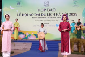 Trình diễn áo dài tại buổi họp báo.