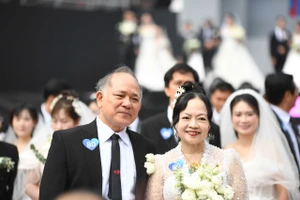 Cặp cô dâu chú rể trong Lễ cưới tập thể gồm 80 cặp đôi “Yêu là hạnh phúc”.