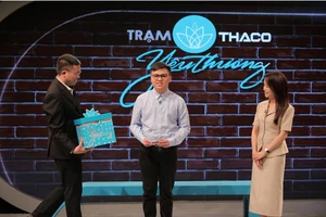 Đỗ Nam Khánh (giữa) – học sinh khiếm thị đến từ thành phố Hà Tĩnh.