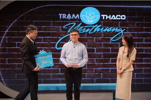 Đỗ Nam Khánh (giữa) – học sinh khiếm thị đến từ thành phố Hà Tĩnh.