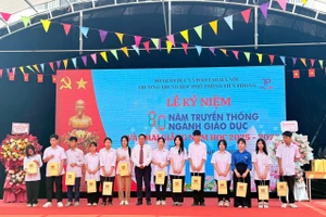 Các em học sinh trường THPT Tiền Phong, Mê Linh nhận học bổng.