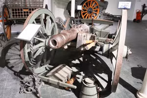 Pháo Cannon de 4 Gribeauval trong bảo tàng pháo quan trọng của pháo binh Pháp.