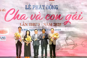 Ban tổ chức cùng các thành viên trong Ban Giám khảo cuộc thi.