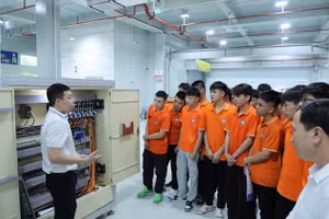 Sinh viên Trường Cao đẳng Công nghệ Hà Tĩnh tham quan nhà máy.